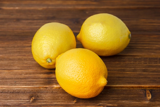 Gelbe Zitronen auf einer Holzoberfläche. High Angle View. Kopierplatz für Text