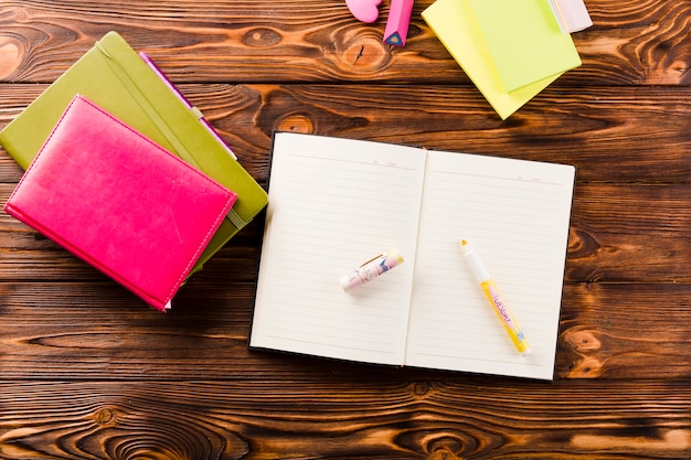 Gelber Filzstift auf Notebook