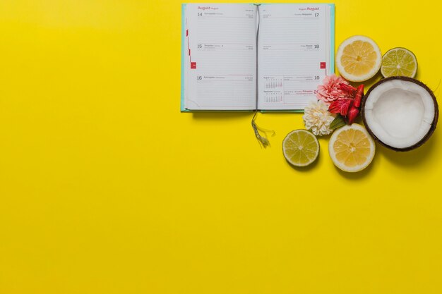 Gelber Hintergrund mit Kalender und dekorativen Elementen