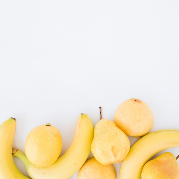 Gelber Kalk; Birnen und Bananen isoliert auf weißem Hintergrund