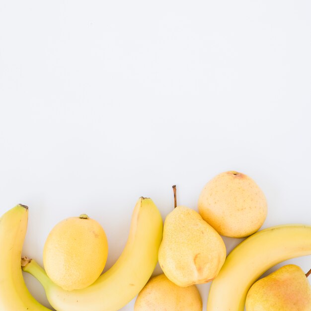 Gelber Kalk; Birnen und Bananen isoliert auf weißem Hintergrund