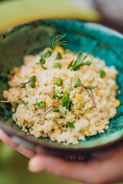 Gelber köstlicher Cuscus in einem Teller