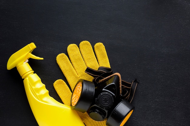 Gelber reparaturspray und handschuhe mit staubmaske