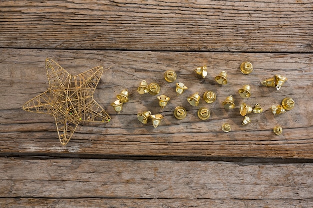 Kostenloses Foto gelber stern auf einem holztisch