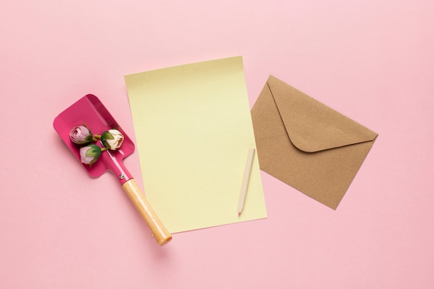 Gelbes Papier mit Umschlagschaufel mit Blumen