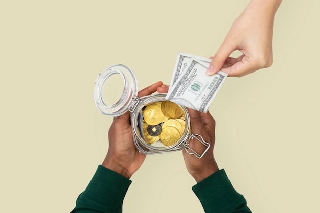 Kostenloses Foto geldglas, das von händen gehalten wird, finanzieren sparkonzept