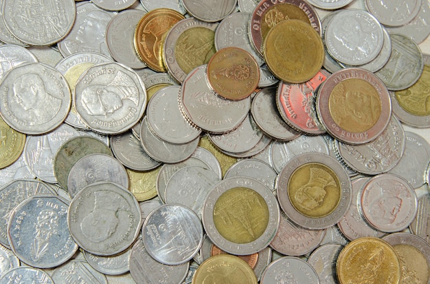 Geldmünzen stellen hintergrund zusammen. thailändisches geld