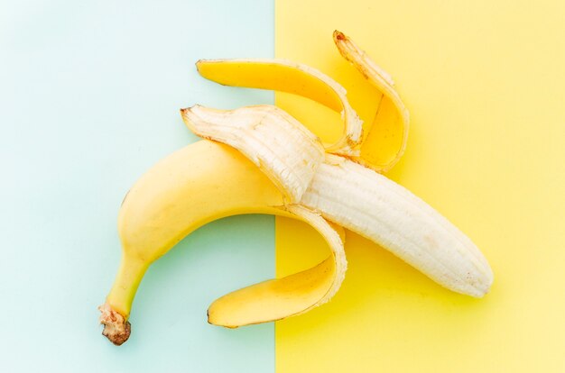 Gelöschte Banane auf farbiger Oberfläche