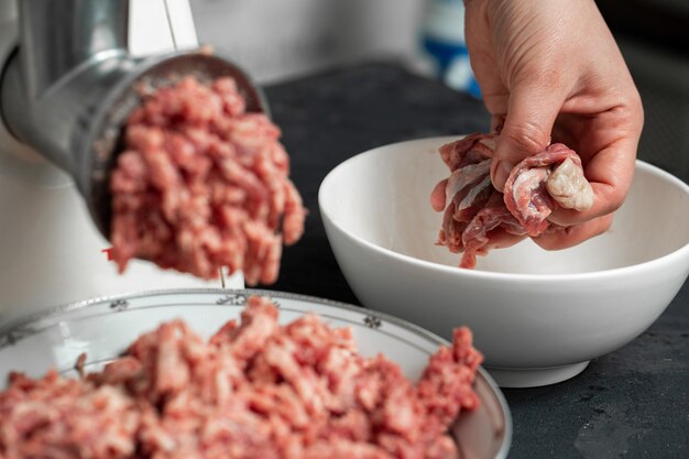 Gemahlenes Fleisch frisch rohes Hackfleisch und geschnittenes Fleisch in weißen Glastellern