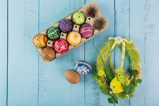 Kostenloses Foto gemalte eier und dekorativer kranz