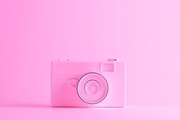 Gemalte Kamera gegen rosa Hintergrund mit copyspace für das Schreiben des Textes