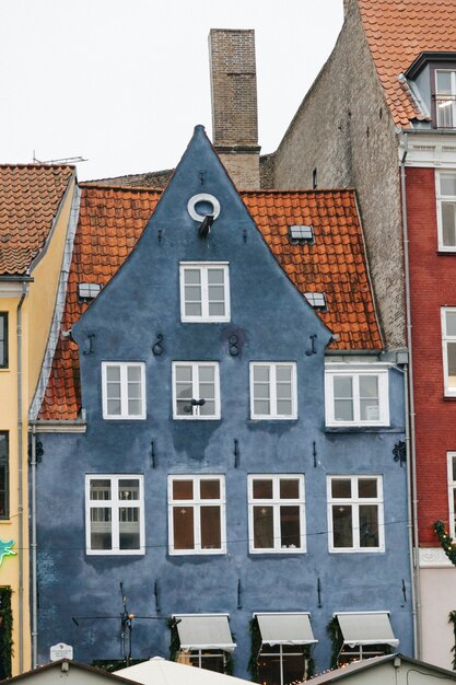 Gemaltes blaues altes Gebäude mit orange Dach