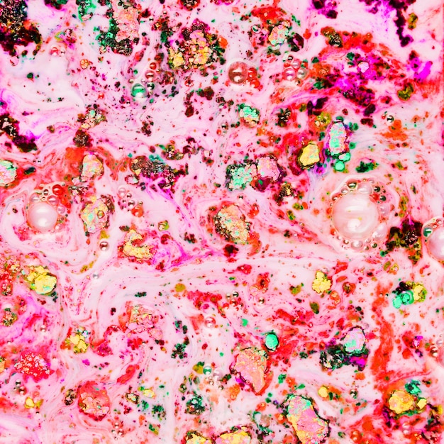 Kostenloses Foto gemaltes rosa pulver in schwarzem wasser
