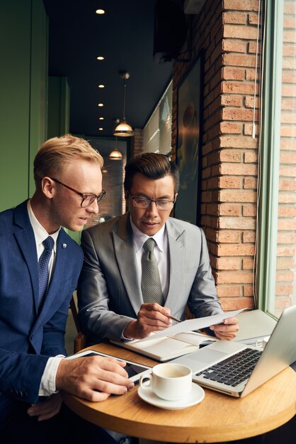 Gemeinsam am Bericht arbeiten