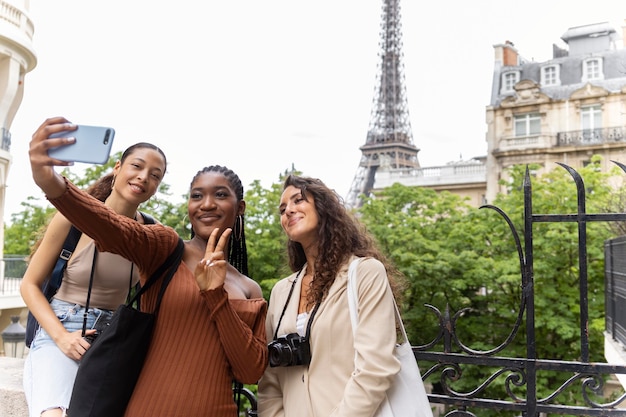 Kostenloses Foto gemeinsam reisende frauen in frankreich traveling