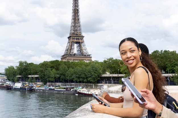 Kostenloses Foto gemeinsam reisende frauen in paris