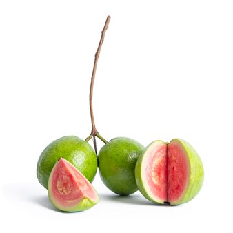 Gemeinsame guave-frucht geschnitten auf weißem hintergrund