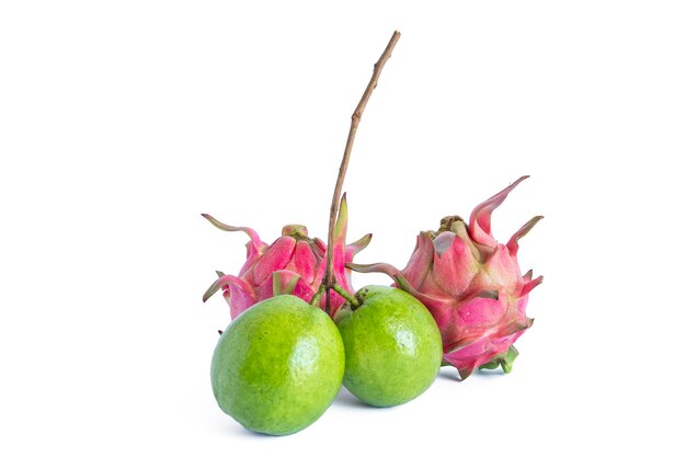 Gemeinsame guavenfrucht und pitaya-frucht isoliert auf weißem hintergrund