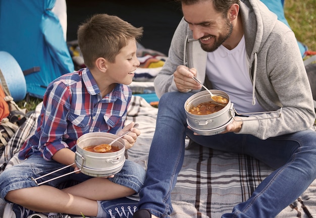 Gemeinsames abendessen, das der vater und sein sohn gegessen haben