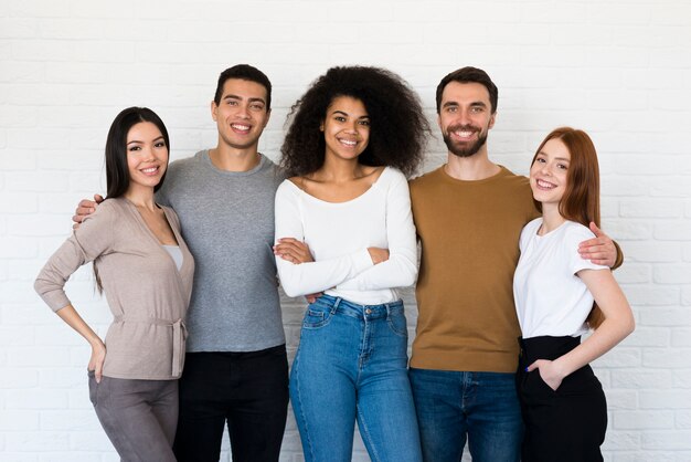 Gemeinschaft positiver junger Menschen zusammen