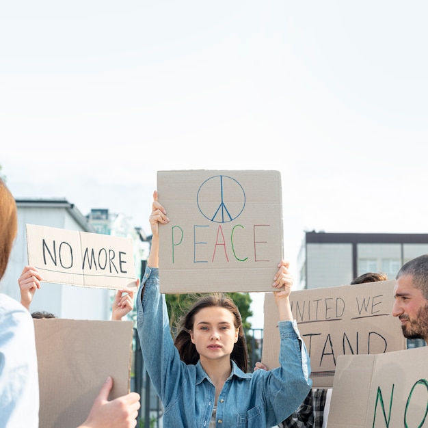 Gemeinschaft versammelte sich zur Demonstration