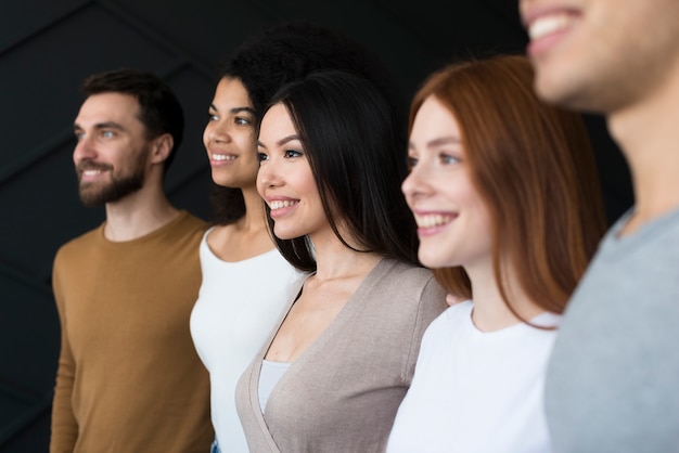 Kostenloses Foto gemeinschaft von erwachsenen menschen lächelnd