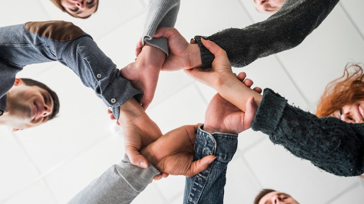 Kostenlose Foto gemeinschaftskonzept mit händen von menschen