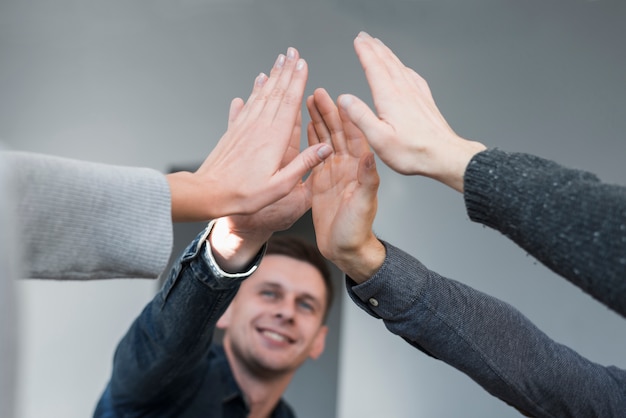 Gemeinschaftskonzept mit Händen von Menschen