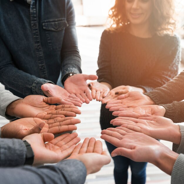 Gemeinschaftskonzept mit Händen von Menschen