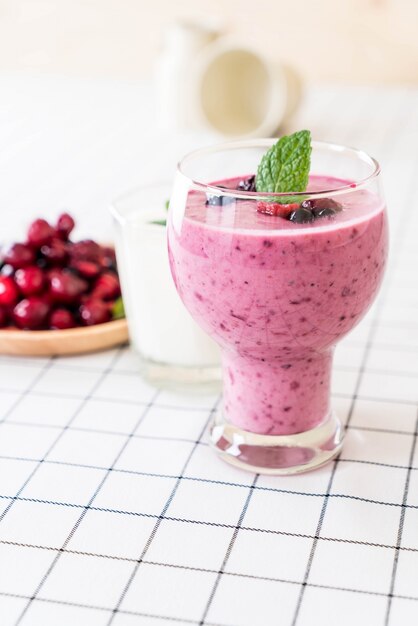 gemischte Beeren mit Joghurt-Smoothies