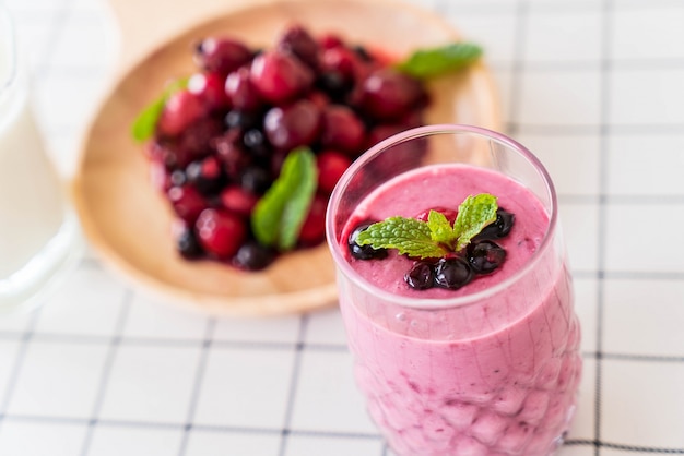 gemischte Beeren mit Joghurt-Smoothies