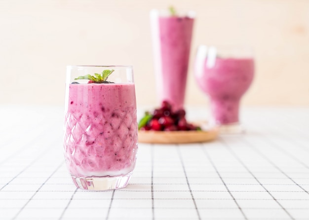 gemischte Beeren mit Joghurt-Smoothies