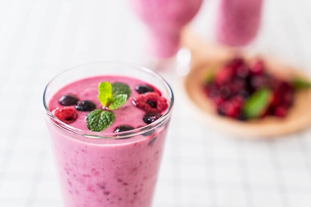 gemischte Beeren mit Joghurt-Smoothies