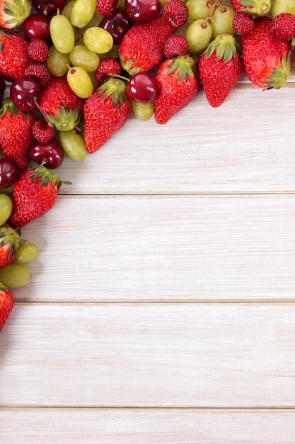 Kostenloses Foto gemischte früchte im sommer mit kopie raum