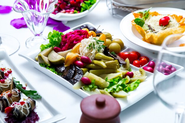 Gemischte Gurken Gurkenkohl Auberginen Tomaten Pfeffer Seitenansicht