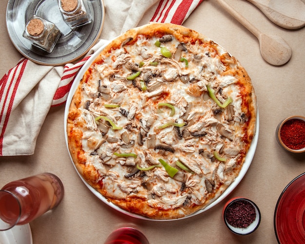 Gemischte Pizza Huhn Pilz Paprika Käse Draufsicht