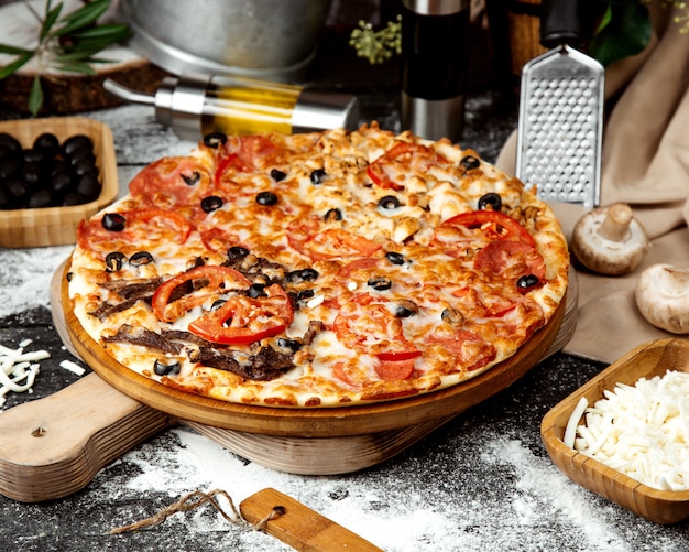 Gemischte pizza mit fleischhähnchen und peperoni Kostenlose Fotos