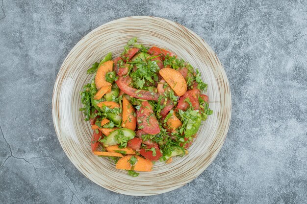 Gemischter Gemüsesalat auf Keramikplatte.