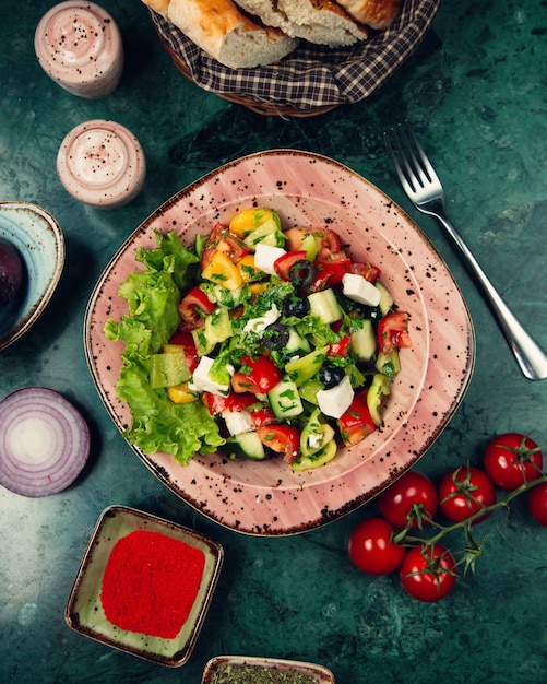 Kostenloses Foto gemischter gemüsesalat mit kräutern