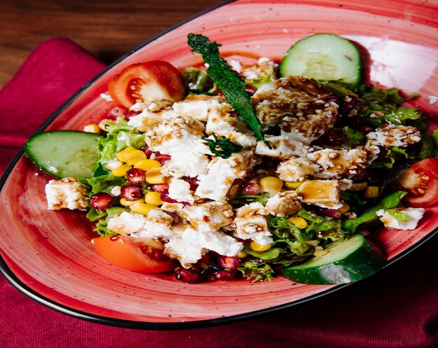 Gemischter Lebensmittelsalat mit viel Grün, Gemüse und Weißkäse.