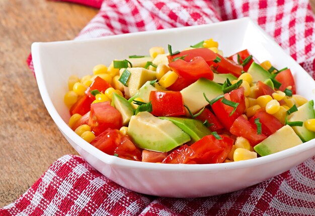 Gemischter Salat mit Avocado, Tomaten und Zuckermais