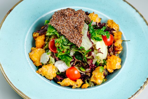 Gemischter Salat mit Gemüse und Kräutern