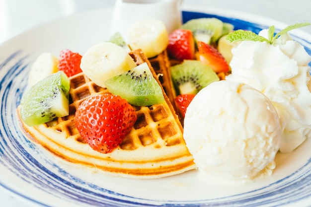 Gemischtes Obst auf Pfannkuchen und Eis