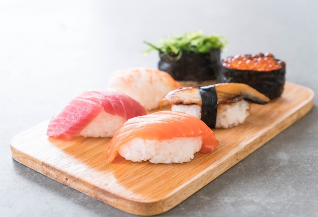 Kostenloses Foto gemischtes sushi-set