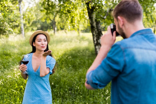 Gemischtrassige junge Paare, die Foto im Park machen