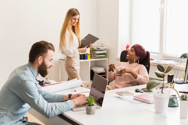 Gemischtrassige Leute im Büro