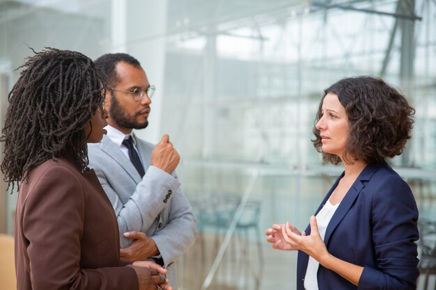 Gemischtrassige Mitarbeiter sprechen