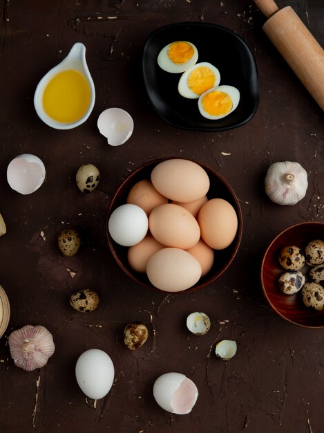 Gemüse als Ei Knoblauch mit Butter und Eierschale auf kastanienbraunem Tisch