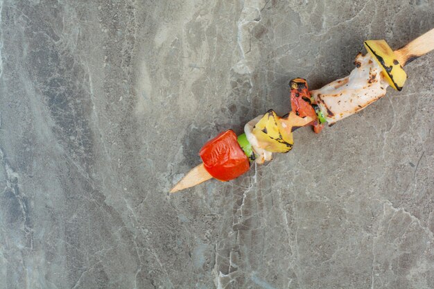 Gemüse mit Hühnerfleisch auf Marmorhintergrund. Foto in hoher Qualität