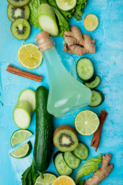 Gemüse mit Limettensaft auf blauem Tisch